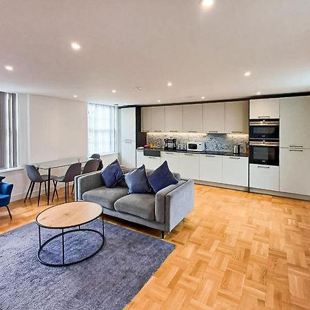 Modern 2-Bedroom, 2-Bathroom Apartment In West Kensington ลอนดอน ภายนอก รูปภาพ