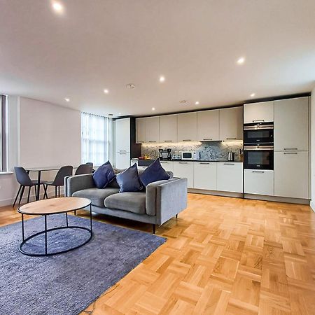 Modern 2-Bedroom, 2-Bathroom Apartment In West Kensington ลอนดอน ภายนอก รูปภาพ