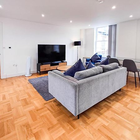 Modern 2-Bedroom, 2-Bathroom Apartment In West Kensington ลอนดอน ภายนอก รูปภาพ