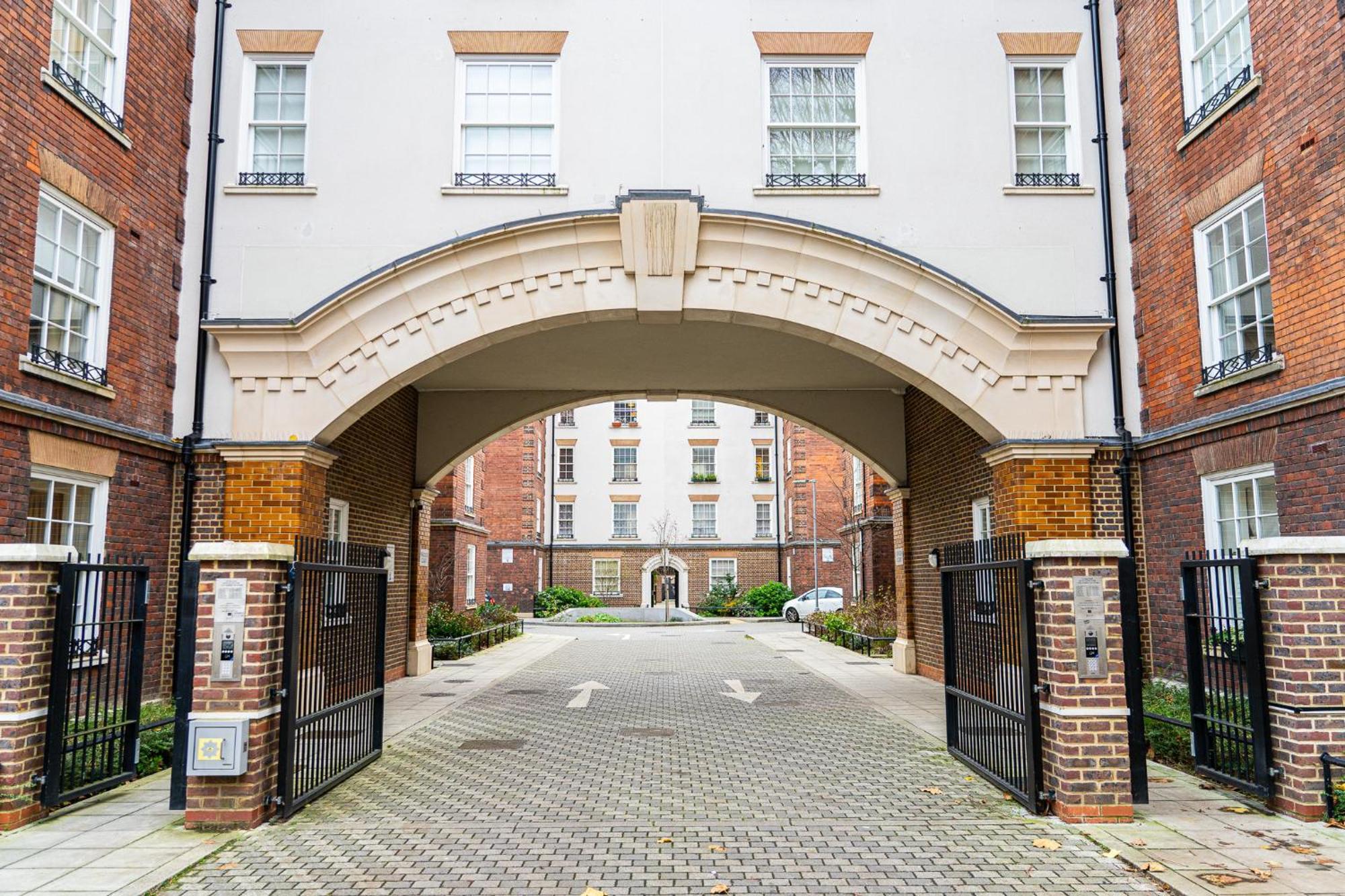 Modern 2-Bedroom, 2-Bathroom Apartment In West Kensington ลอนดอน ภายนอก รูปภาพ
