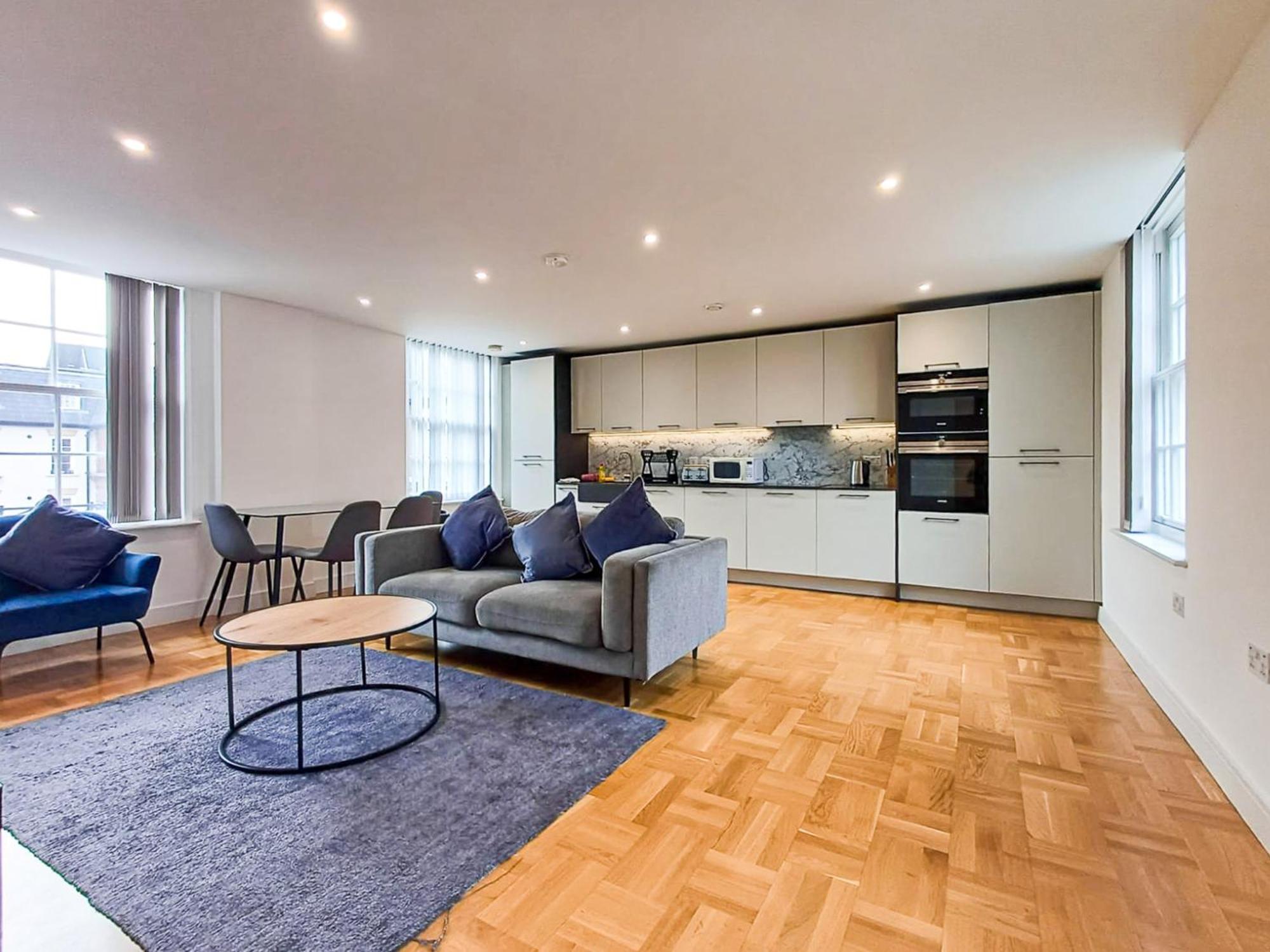 Modern 2-Bedroom, 2-Bathroom Apartment In West Kensington ลอนดอน ภายนอก รูปภาพ