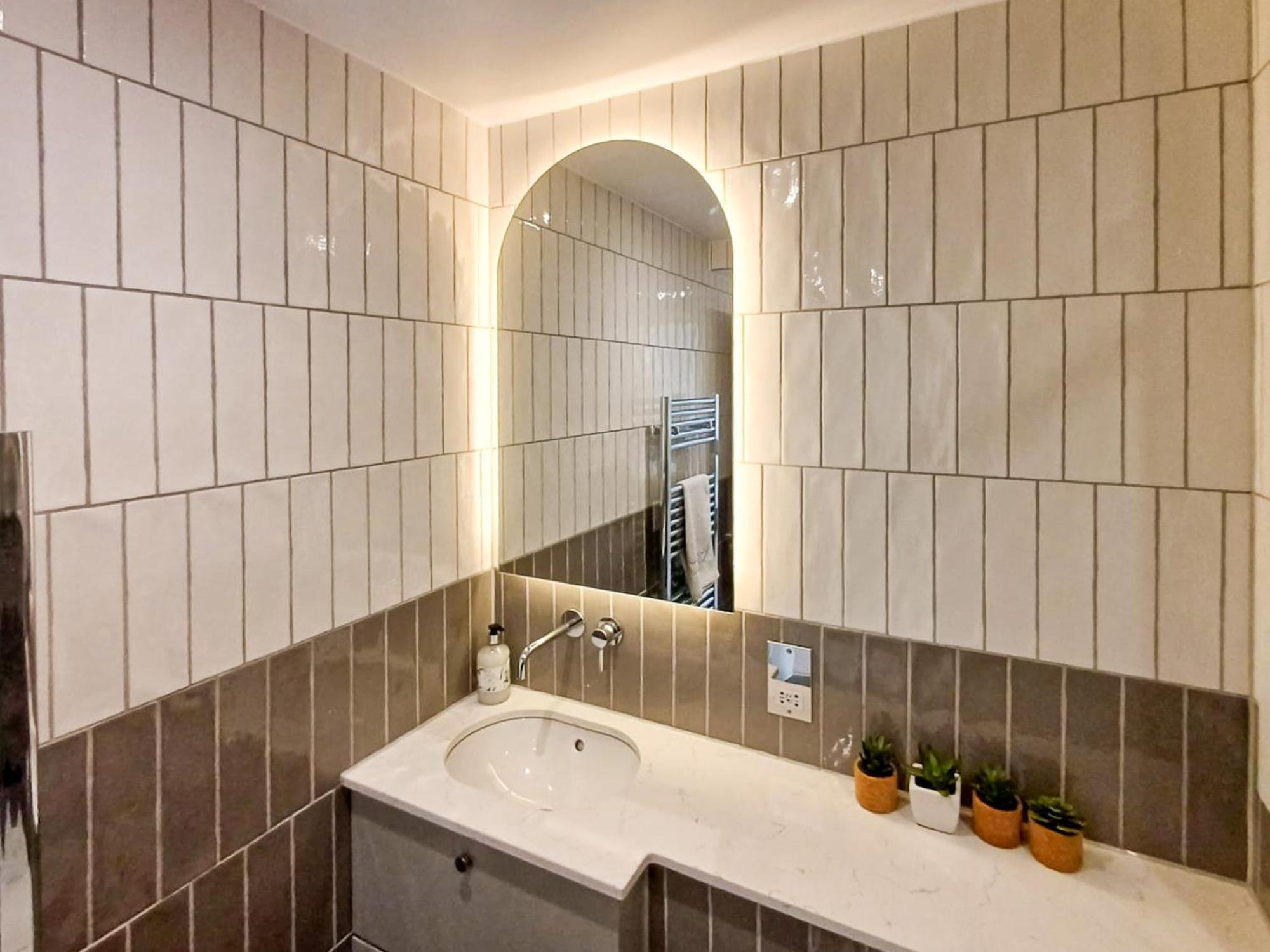 Modern 2-Bedroom, 2-Bathroom Apartment In West Kensington ลอนดอน ภายนอก รูปภาพ