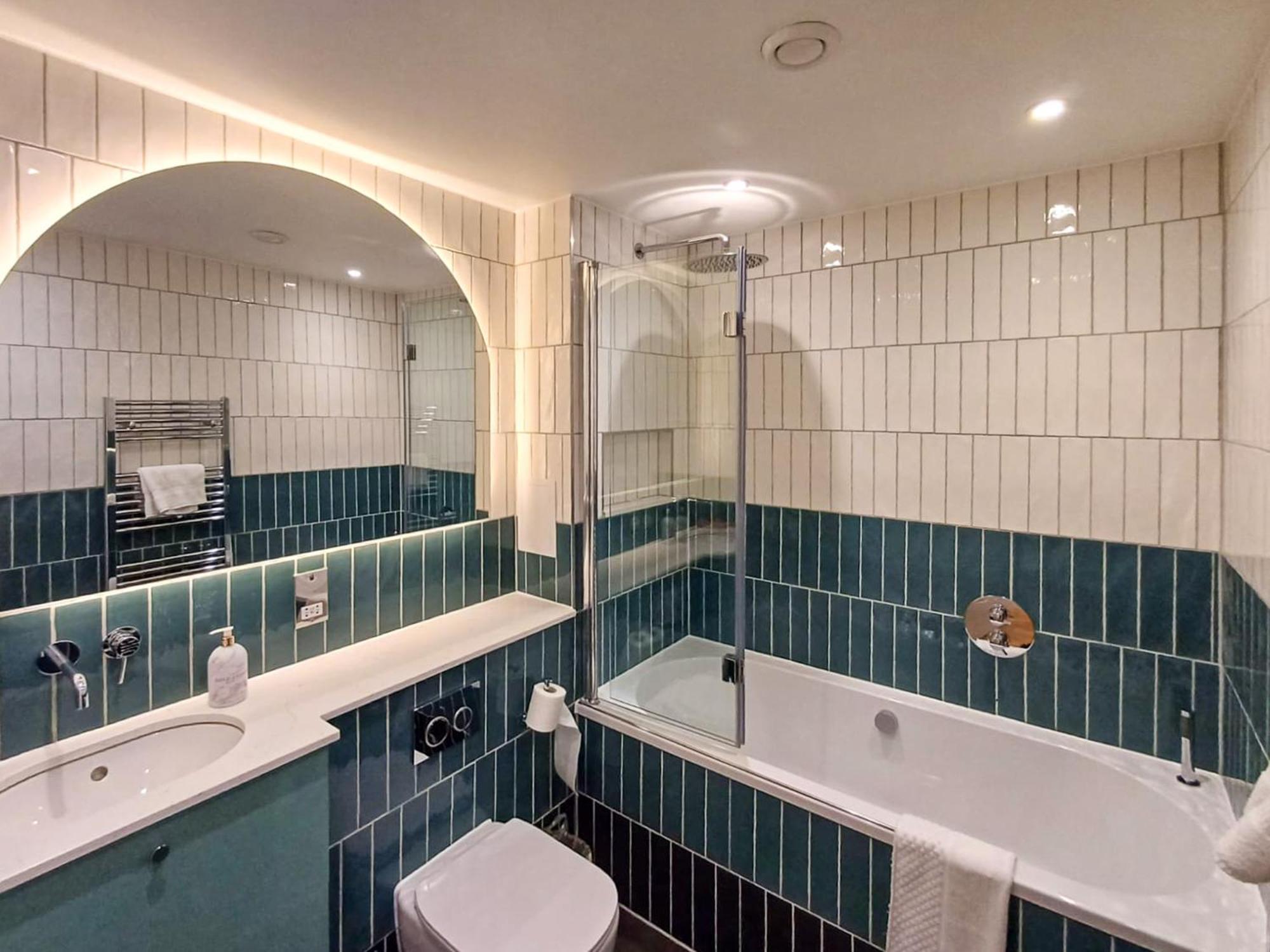 Modern 2-Bedroom, 2-Bathroom Apartment In West Kensington ลอนดอน ภายนอก รูปภาพ
