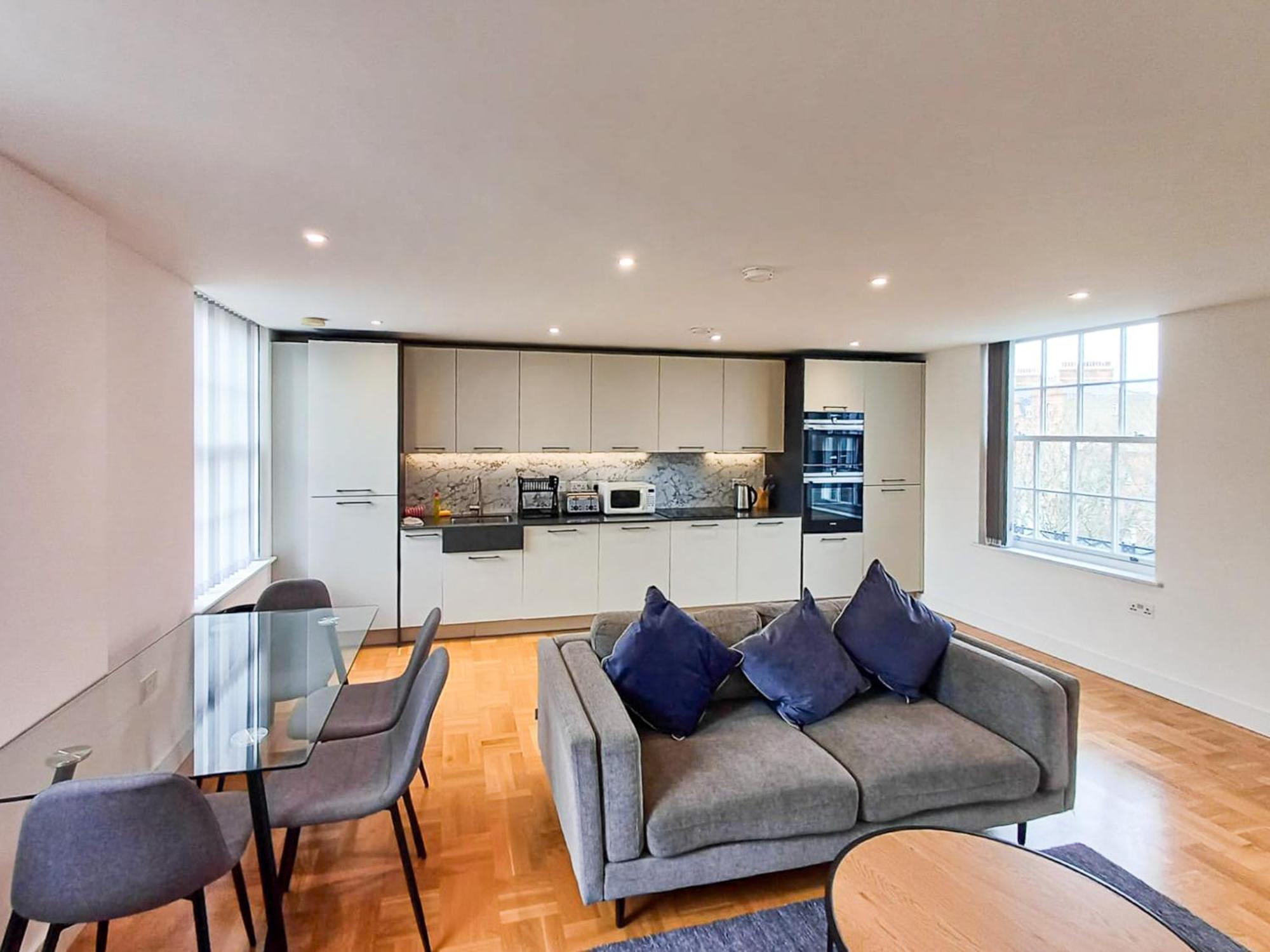 Modern 2-Bedroom, 2-Bathroom Apartment In West Kensington ลอนดอน ภายนอก รูปภาพ