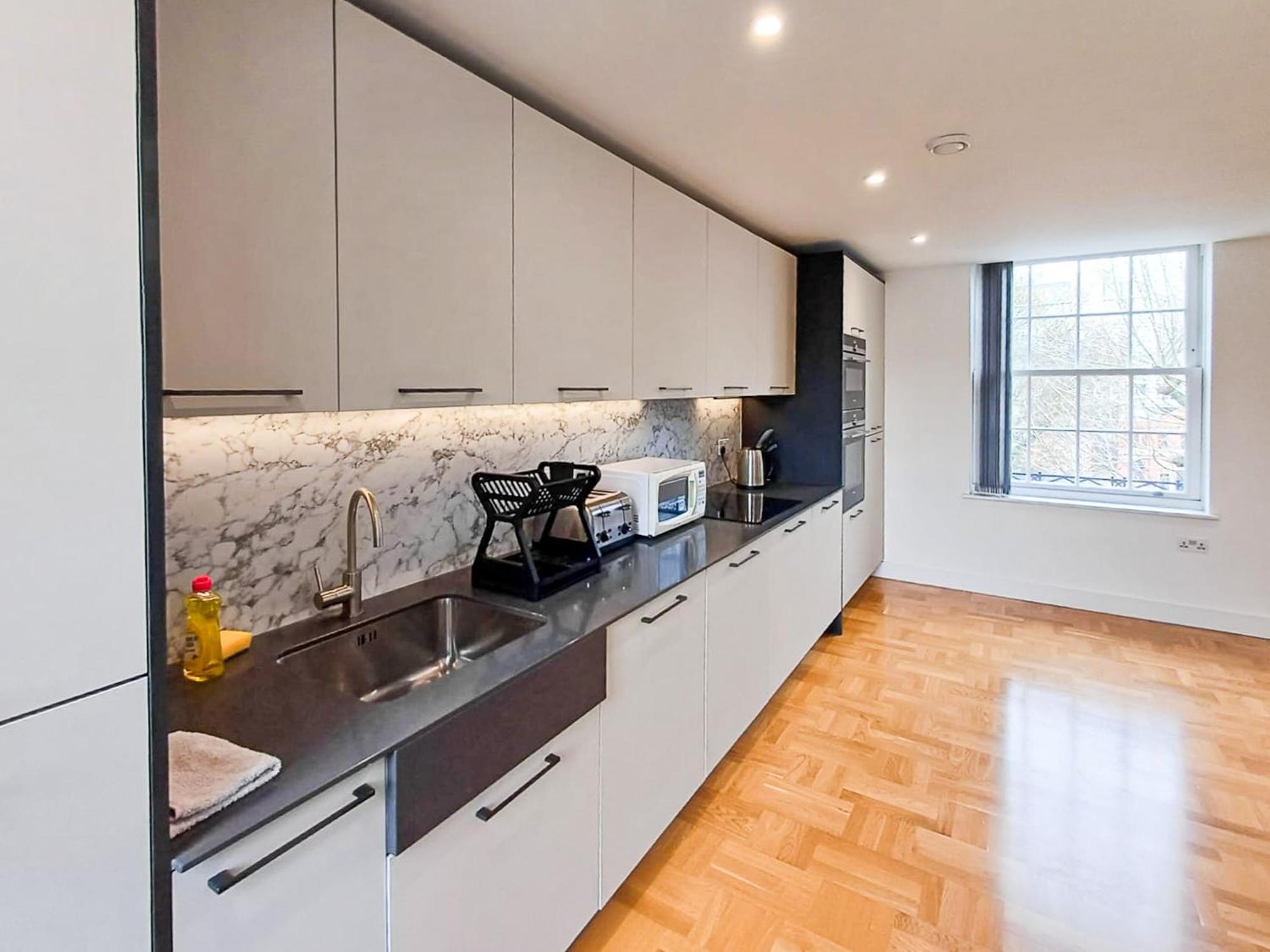 Modern 2-Bedroom, 2-Bathroom Apartment In West Kensington ลอนดอน ภายนอก รูปภาพ