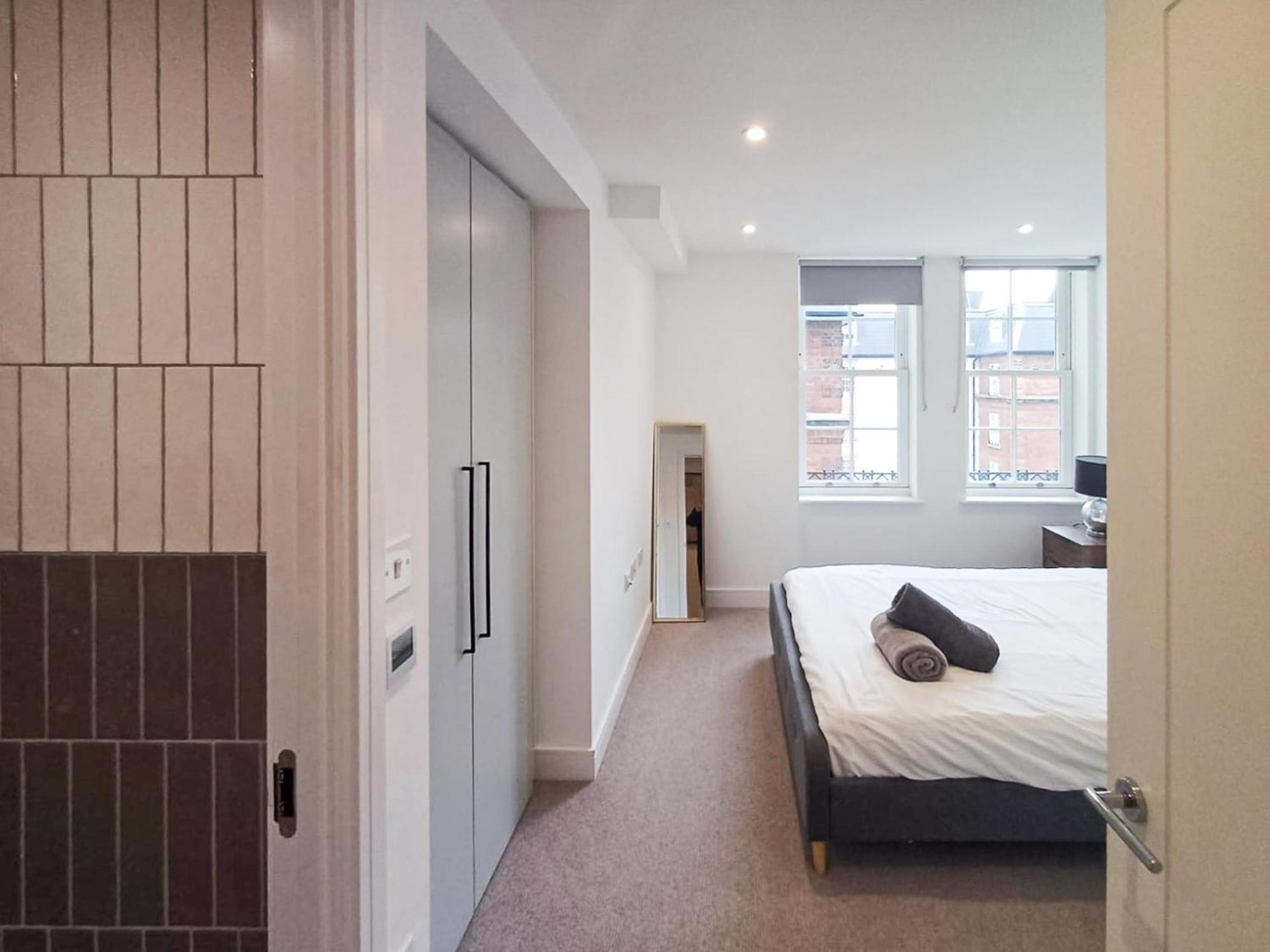 Modern 2-Bedroom, 2-Bathroom Apartment In West Kensington ลอนดอน ภายนอก รูปภาพ