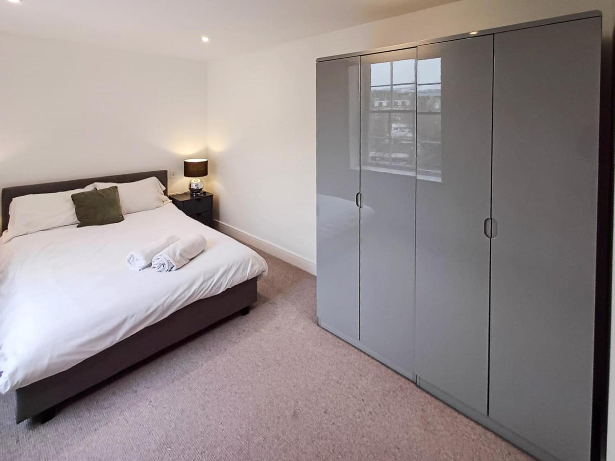 Modern 2-Bedroom, 2-Bathroom Apartment In West Kensington ลอนดอน ภายนอก รูปภาพ