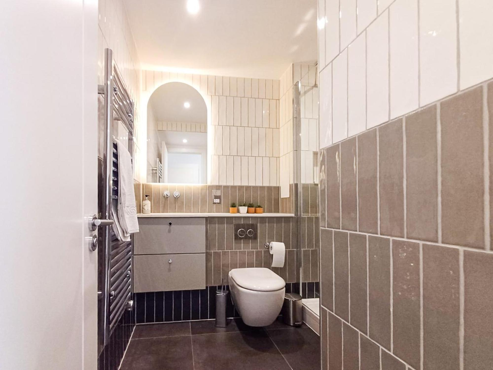 Modern 2-Bedroom, 2-Bathroom Apartment In West Kensington ลอนดอน ภายนอก รูปภาพ