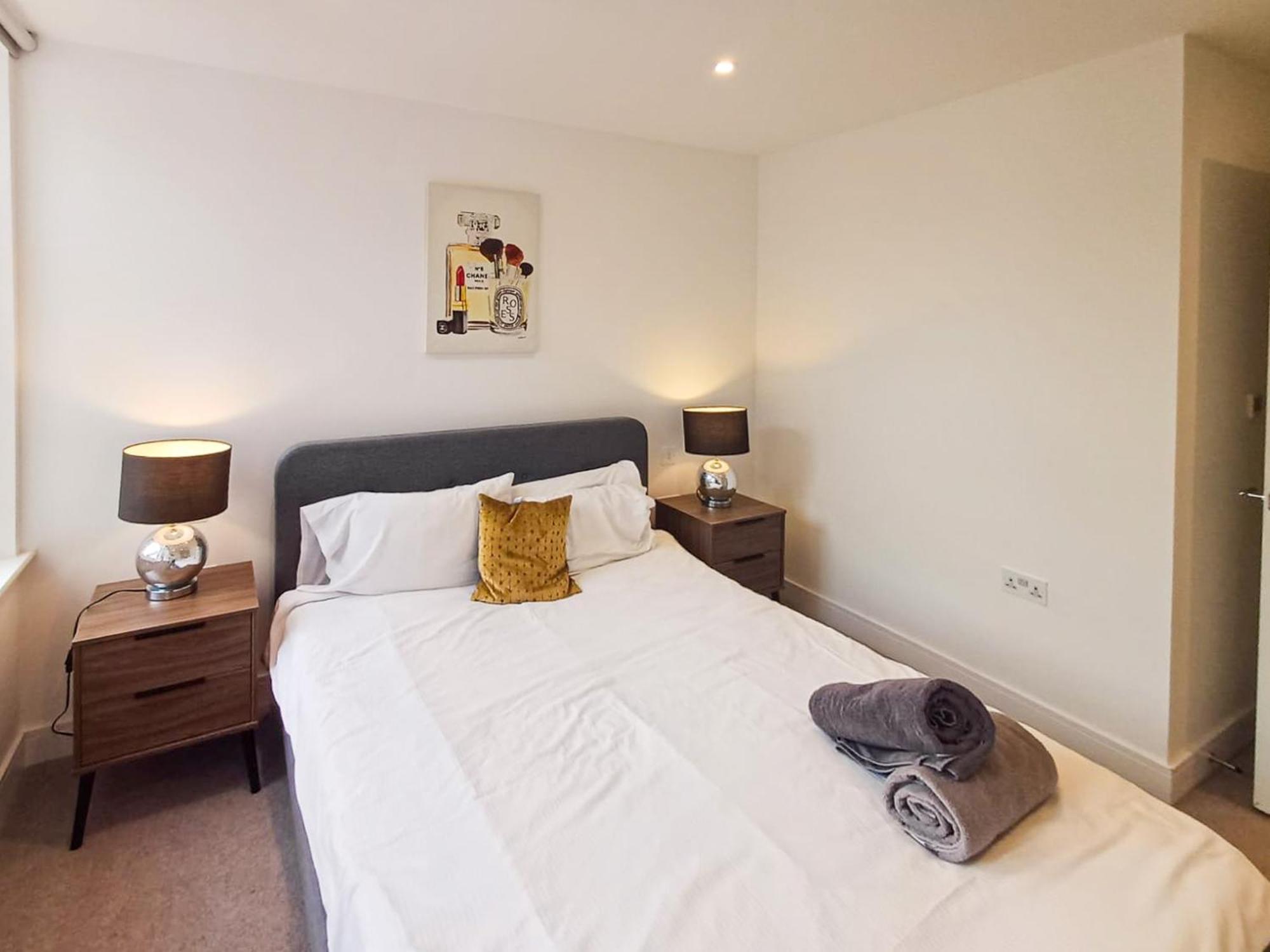 Modern 2-Bedroom, 2-Bathroom Apartment In West Kensington ลอนดอน ภายนอก รูปภาพ