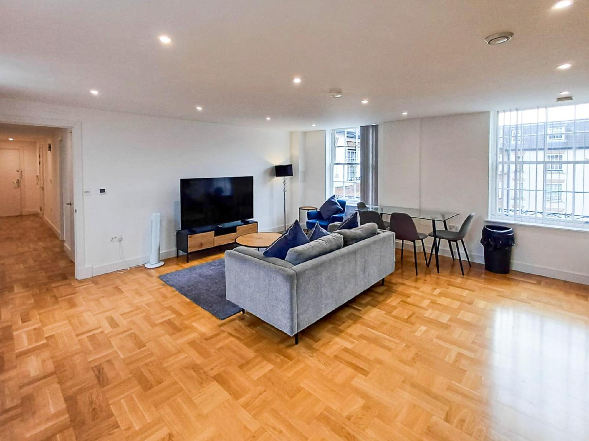 Modern 2-Bedroom, 2-Bathroom Apartment In West Kensington ลอนดอน ภายนอก รูปภาพ