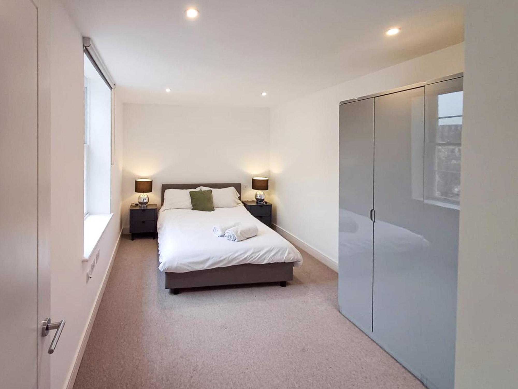 Modern 2-Bedroom, 2-Bathroom Apartment In West Kensington ลอนดอน ภายนอก รูปภาพ