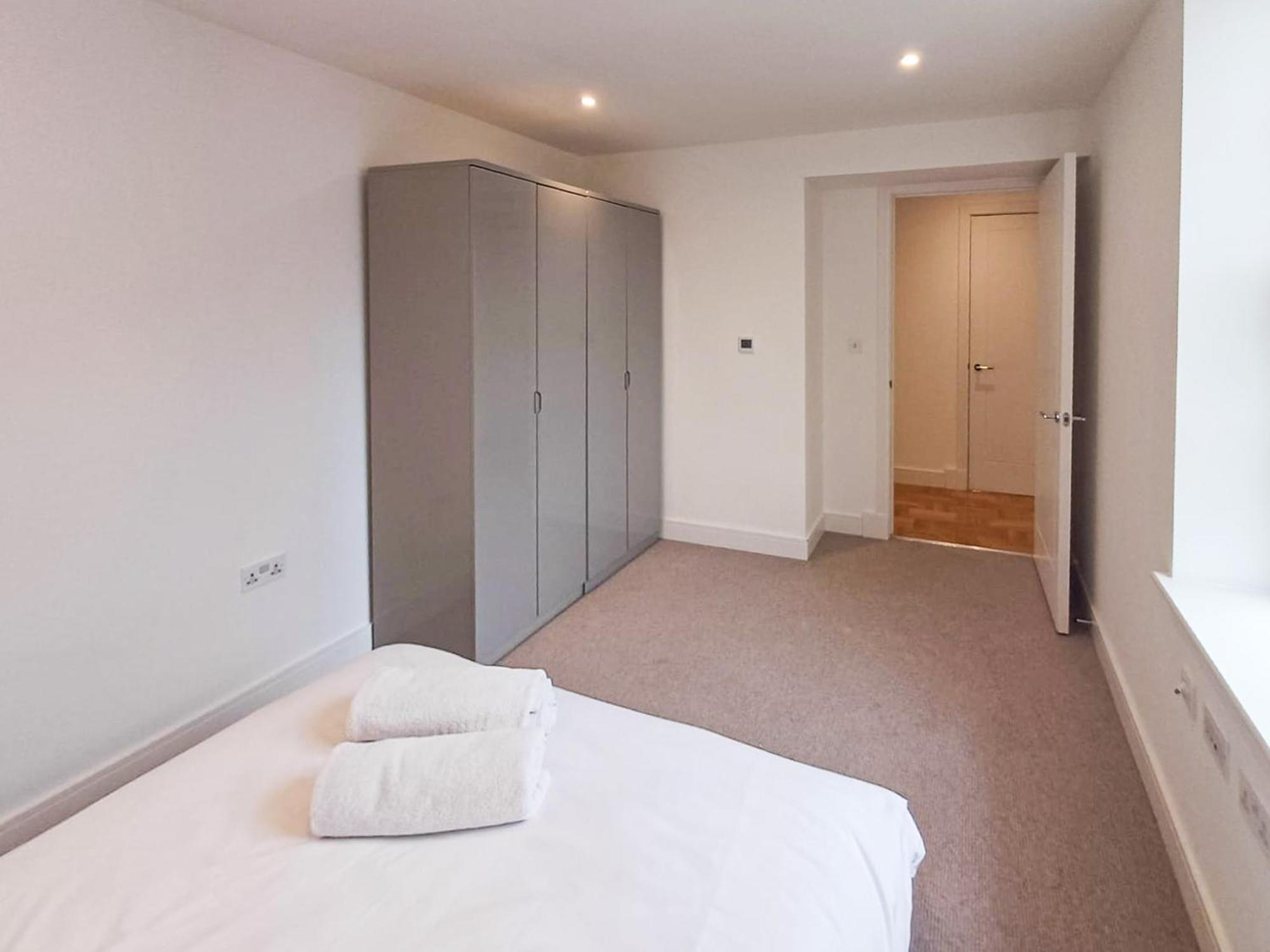 Modern 2-Bedroom, 2-Bathroom Apartment In West Kensington ลอนดอน ภายนอก รูปภาพ