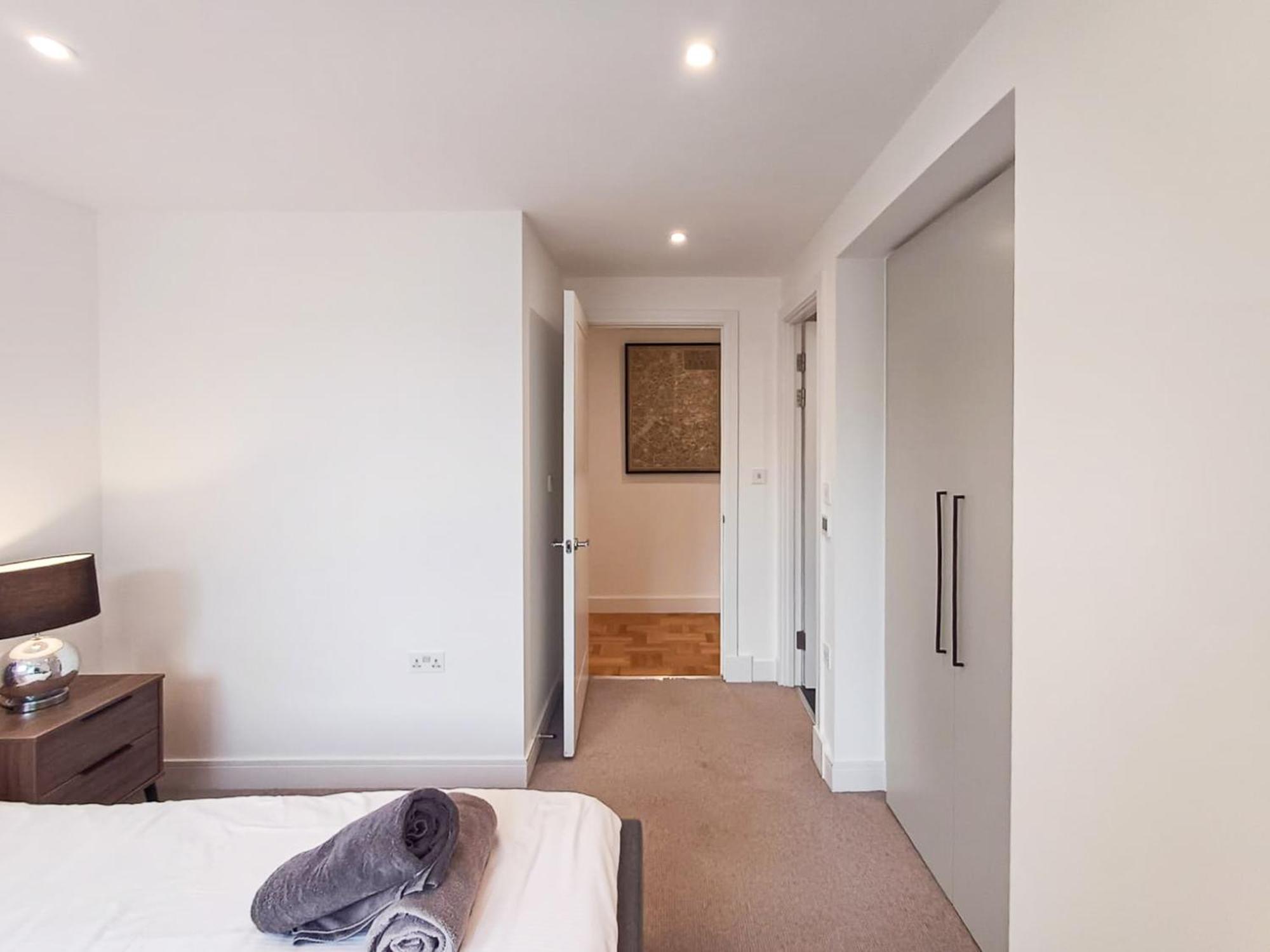 Modern 2-Bedroom, 2-Bathroom Apartment In West Kensington ลอนดอน ภายนอก รูปภาพ