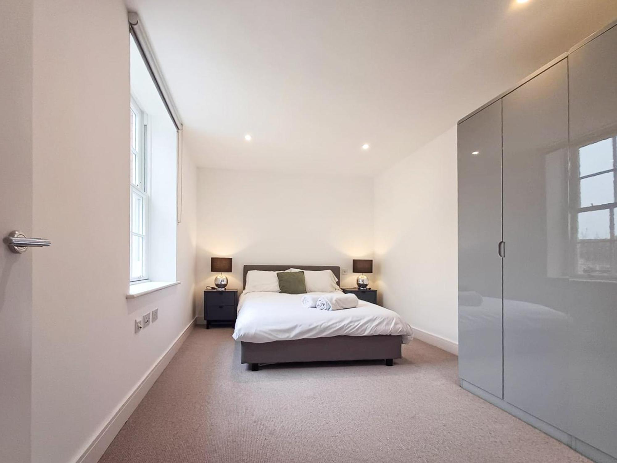 Modern 2-Bedroom, 2-Bathroom Apartment In West Kensington ลอนดอน ภายนอก รูปภาพ