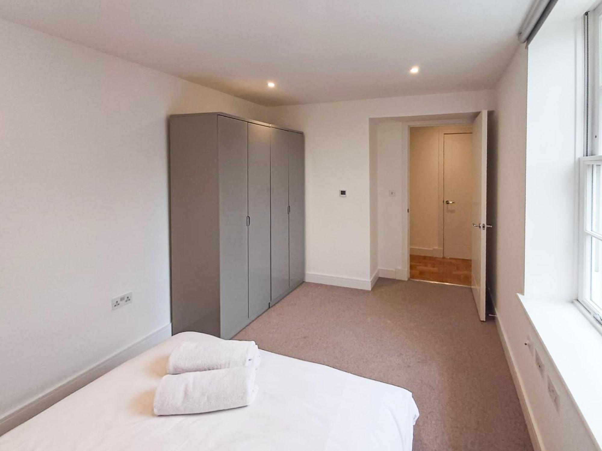 Modern 2-Bedroom, 2-Bathroom Apartment In West Kensington ลอนดอน ภายนอก รูปภาพ